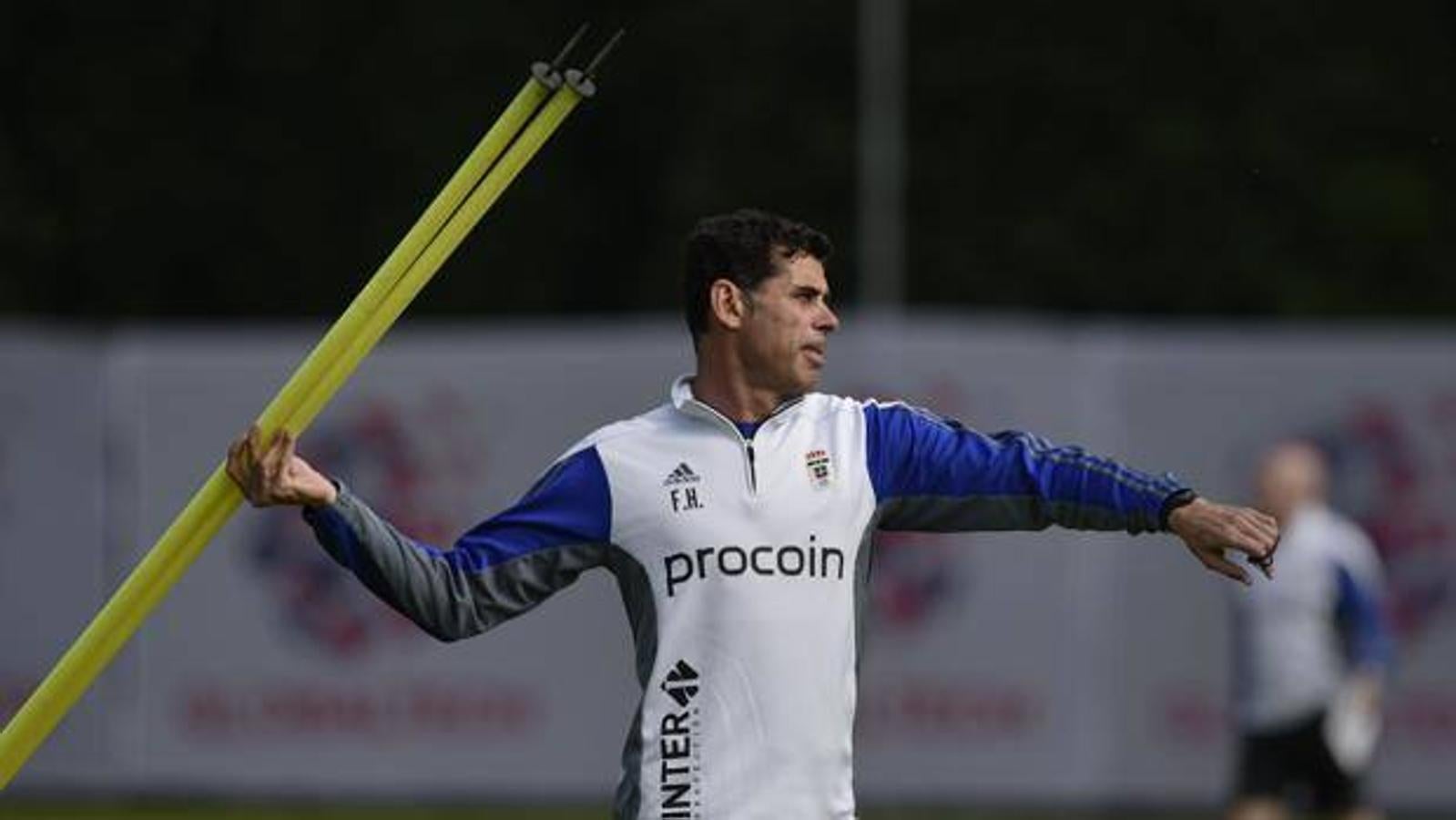 En la temporada 2016/17 emprendió su primera, y por el momento única, aventura como entrenador de un club. Fue en Segunda División con el Real Oviedo. Logró la octava plaza con el conjunto asturiano.