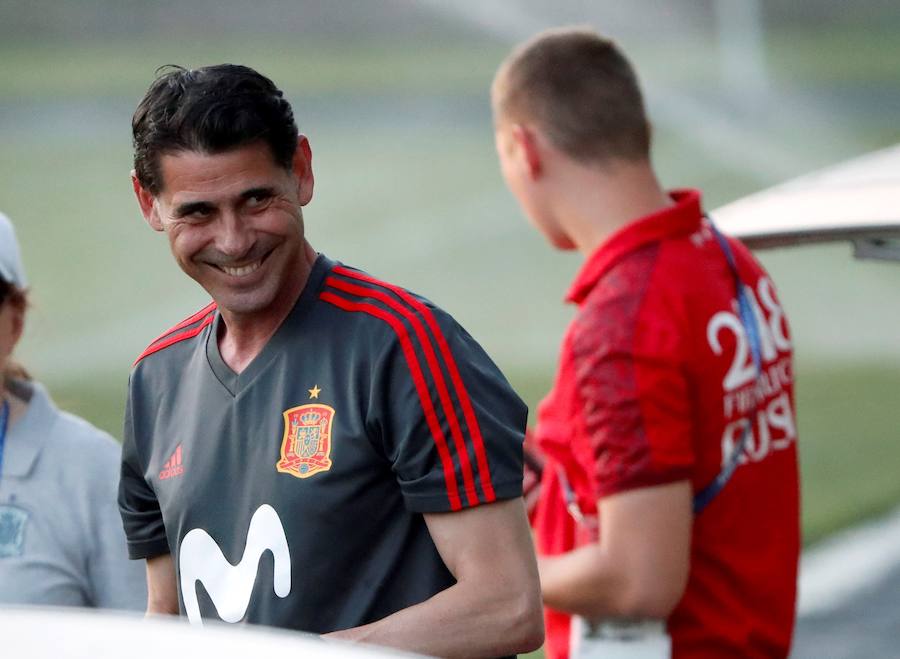 Fernando Hierro ha dirigido su primer entrenamiento como seleccionador de España, horas después de oficializarse su nombramiento en sustitución de Julen Lopetegui. 