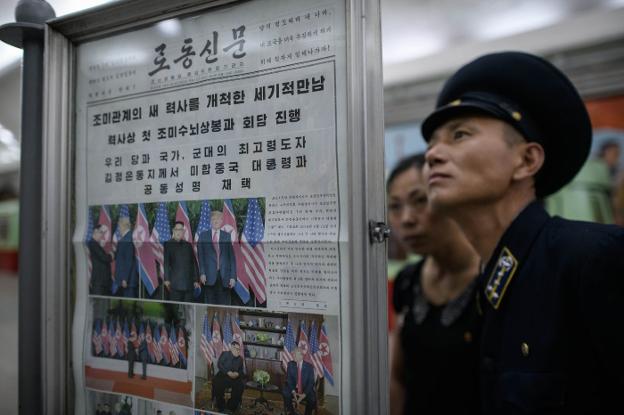Norcoreanos leen información sobre la cumbre de Singapur. :: afp