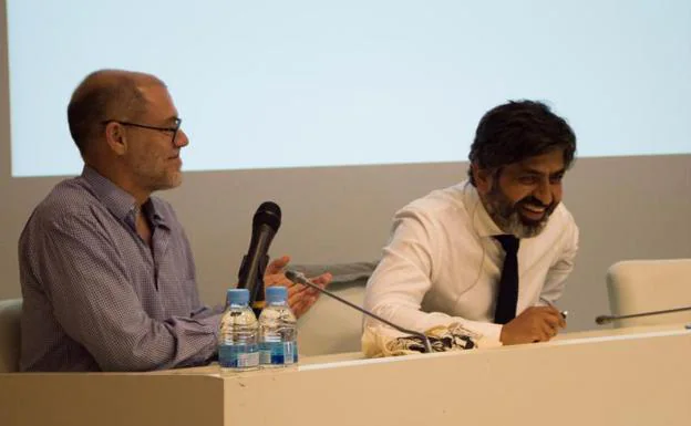 Pablo Aranda, director del Aula de Cultura de SUR, y Arun Mansukhani.