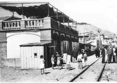 Imagen secundaria 1 - Antigua cala junto a la que se construyó la residencia militar. Antigua cala junto a la que se construyó la residencia militar. Antonio Martín posa con su hijo Álvaro a las puertas de su negocio, que aún se llamaba solo con la inicial: A. Martín.