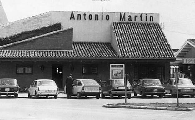 Imagen principal - Antonio Martín, en los 70, cuando ya era conocido como uno de los mejores restaurantes de la ciudad. Entrada a los baños de Apolo, con el tranvía y el primer tendido del tren. La Farola, con el edificio del Salvamento de Náufragos. 