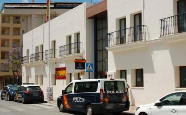 Fachada de la Comisaria de la Policía Nacional de Estepona en cuyos calabozos permanecían los policías detenidos. 