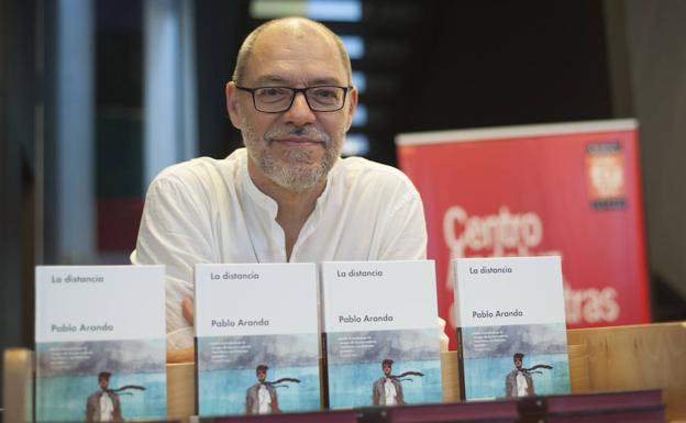 El escritor Pablo Aranda, ayer, antes de la presentación de su nueva novela, 'La distancia'. 