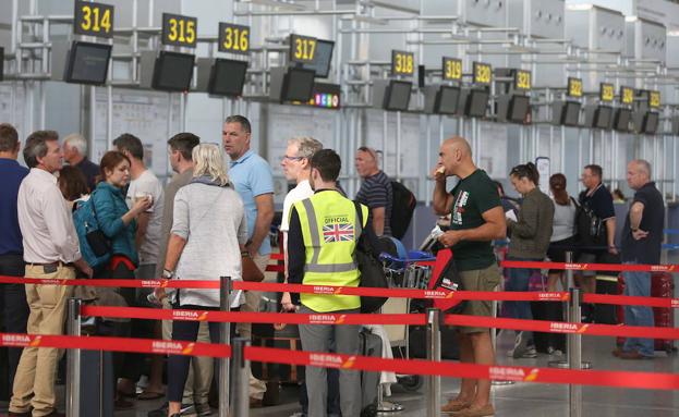 Pasajeros a los que Monach canceló sus vuelos, tras declararse en quiebra, son reubicados. :