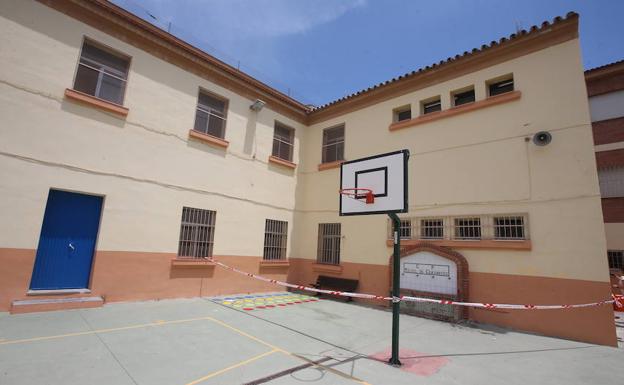 Zona del colegio Miguel de Cervantes que ha sido acotada por Bomberos. 