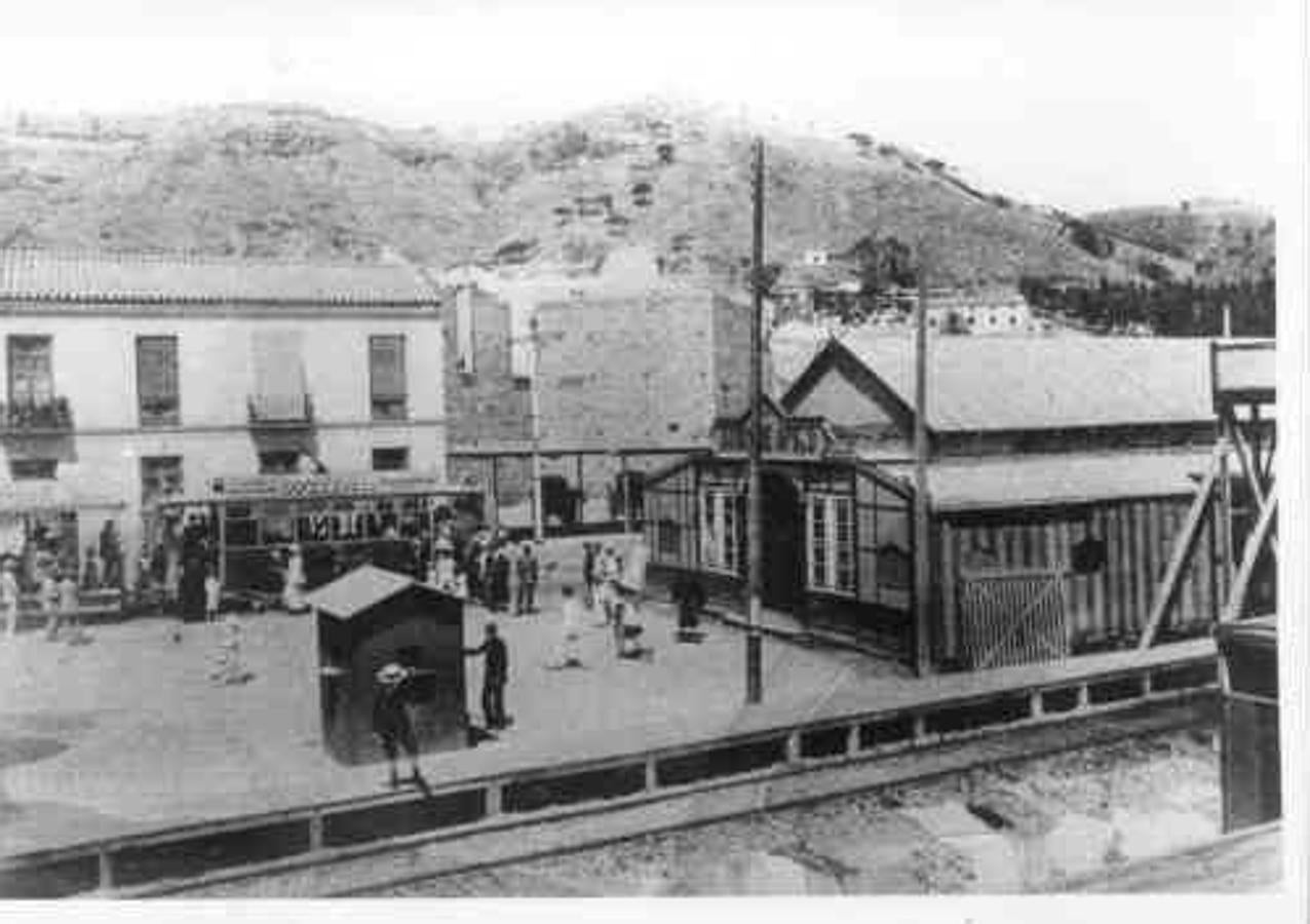 Entrada a los baños de Apolo, con el tranvía y el primer tendido del tren.   Lee aquí el reportaje completo sobre el origen de La Malagueta