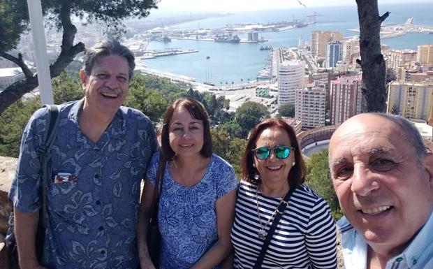 Marty Kenney y Susan Tabares, junto a María José Mérida y José Mateo, en Gibralfaro.