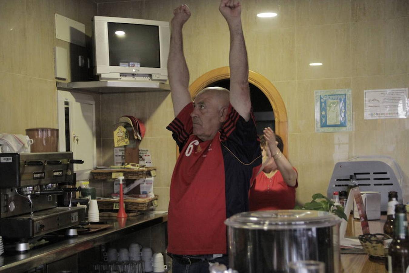 Enfrente del polideportivo que lleva el nombre del reciente entrenador de España en Vélez Málaga, uno de los hermanos de Fernando Hierro regenta un bar donde se viven los éxitos del veleño desde 2001. Es punto de reunión entre familia y conocidos. Aunque nunca como en de esta ocasión. Así se vivió el partido de La Roja en el bar de la familia de Fernando Hierro, en fotos.