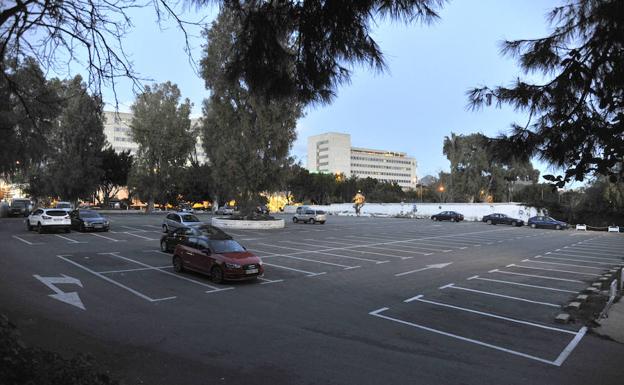 Aparcamiento del Hospital Civil, con el Materno al fondo. 