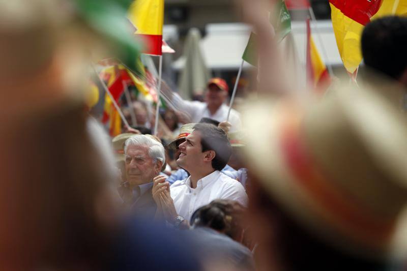 Rivera exhibe «patriotismo» en Málaga para contrarrestar el golpe de efecto de Sánchez