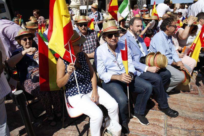 Rivera exhibe «patriotismo» en Málaga para contrarrestar el golpe de efecto de Sánchez