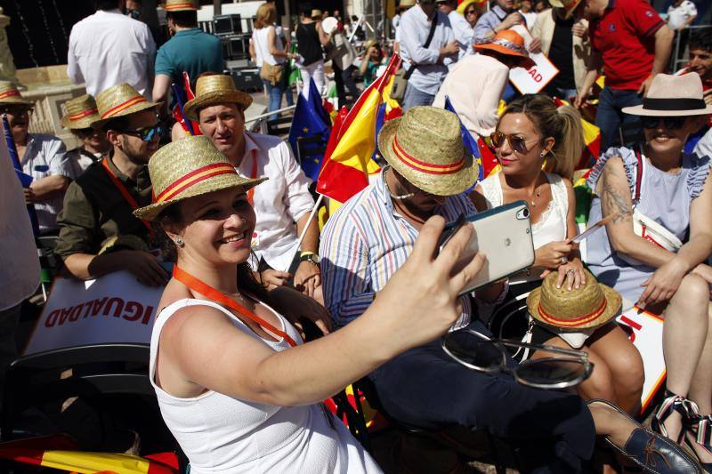 Rivera exhibe «patriotismo» en Málaga para contrarrestar el golpe de efecto de Sánchez