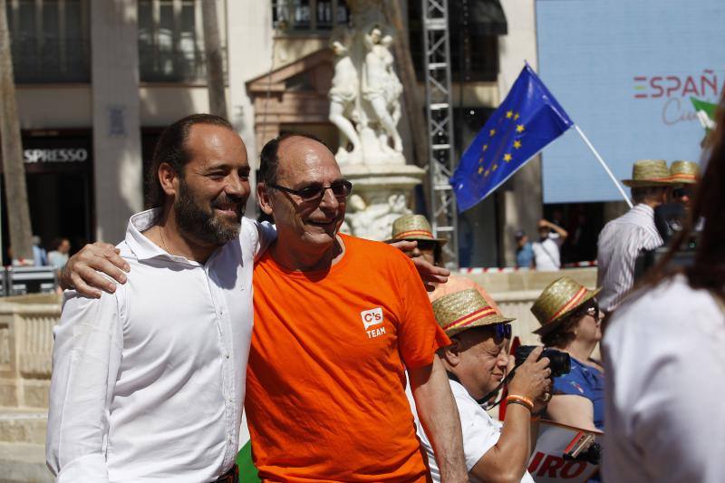 Rivera exhibe «patriotismo» en Málaga para contrarrestar el golpe de efecto de Sánchez