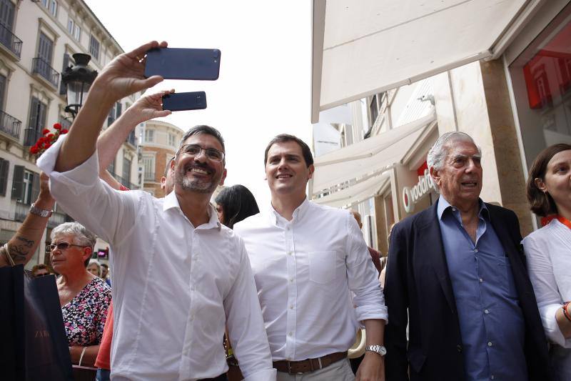 Rivera exhibe «patriotismo» en Málaga para contrarrestar el golpe de efecto de Sánchez