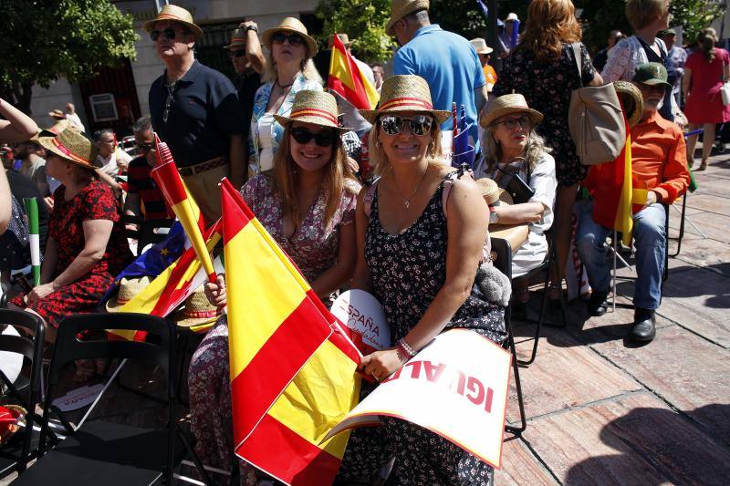 Rivera exhibe «patriotismo» en Málaga para contrarrestar el golpe de efecto de Sánchez