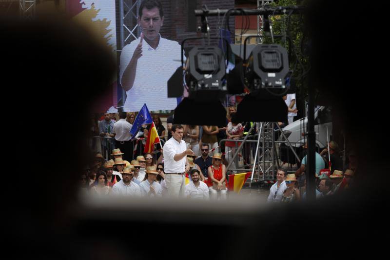 Rivera exhibe «patriotismo» en Málaga para contrarrestar el golpe de efecto de Sánchez