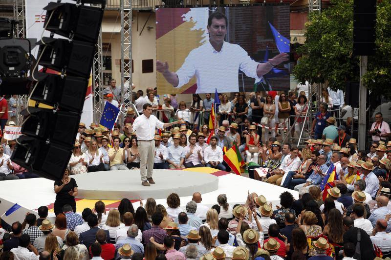 Rivera exhibe «patriotismo» en Málaga para contrarrestar el golpe de efecto de Sánchez