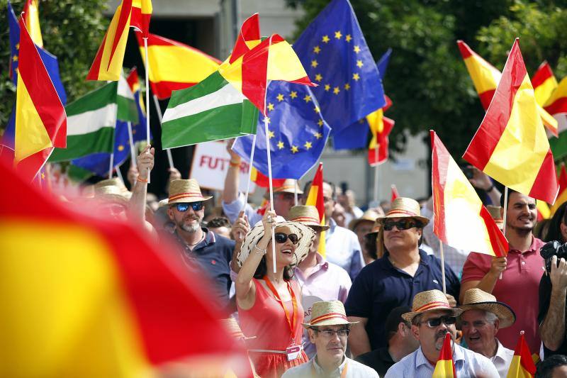 Rivera exhibe «patriotismo» en Málaga para contrarrestar el golpe de efecto de Sánchez