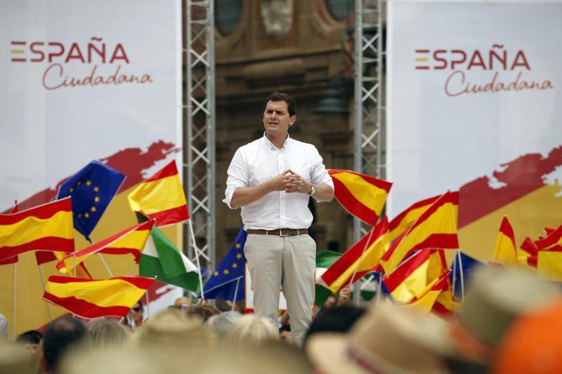 Rivera exhibe «patriotismo» en Málaga para contrarrestar el golpe de efecto de Sánchez