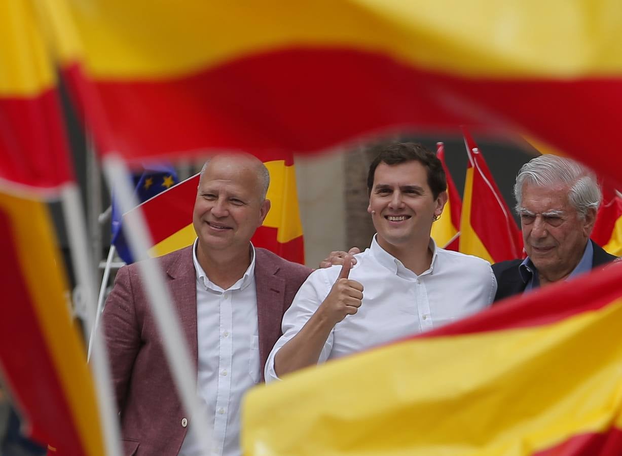 Rivera exhibe «patriotismo» en Málaga para contrarrestar el golpe de efecto de Sánchez