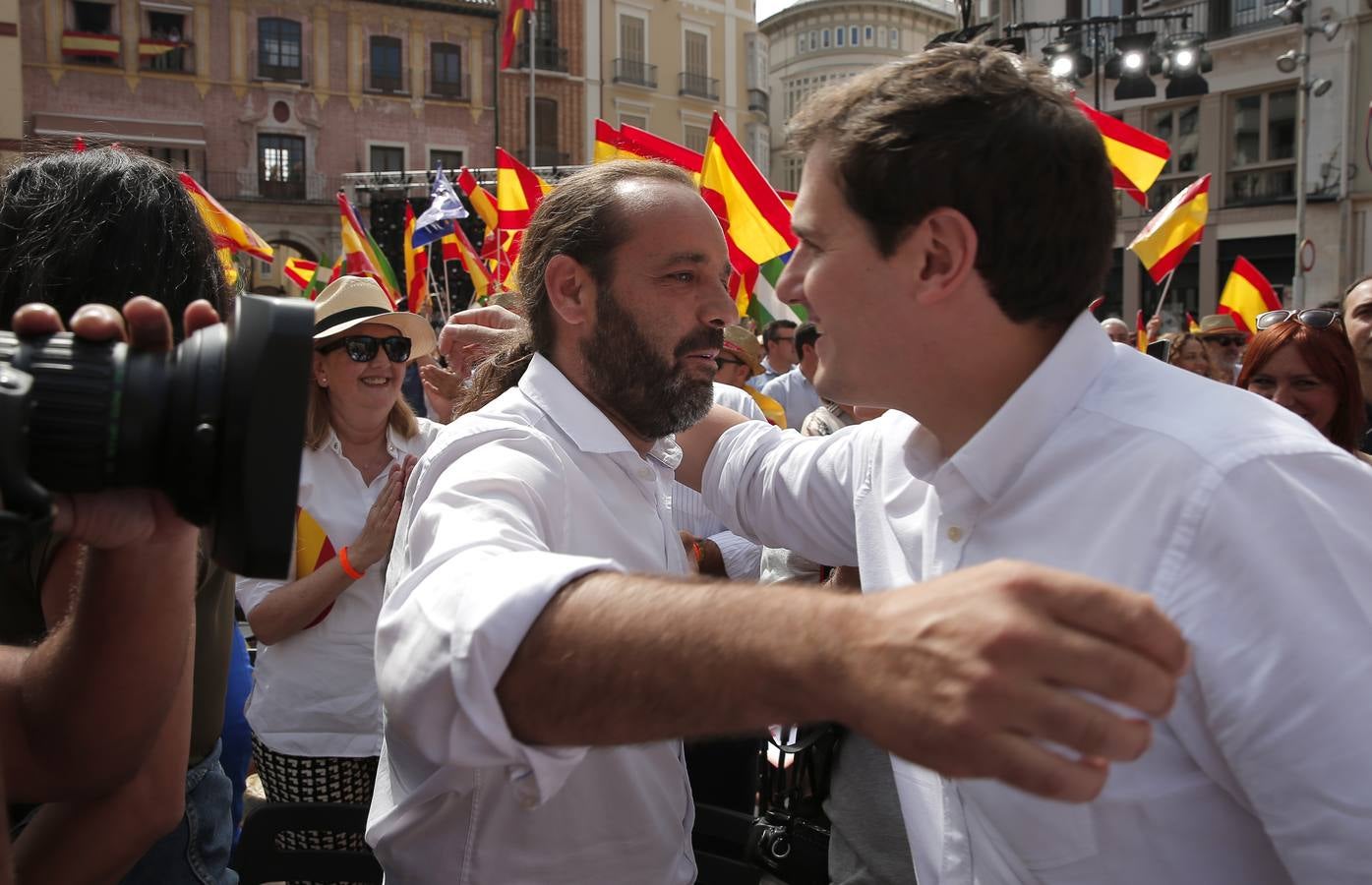 Rivera exhibe «patriotismo» en Málaga para contrarrestar el golpe de efecto de Sánchez