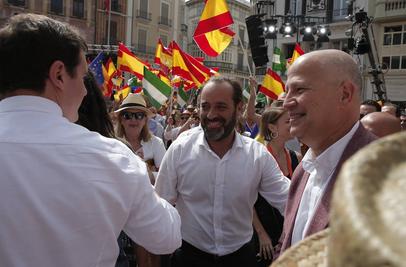 Rivera exhibe «patriotismo» en Málaga para contrarrestar el golpe de efecto de Sánchez