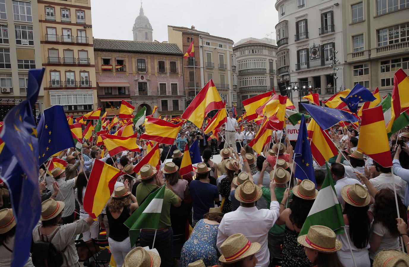 Rivera exhibe «patriotismo» en Málaga para contrarrestar el golpe de efecto de Sánchez