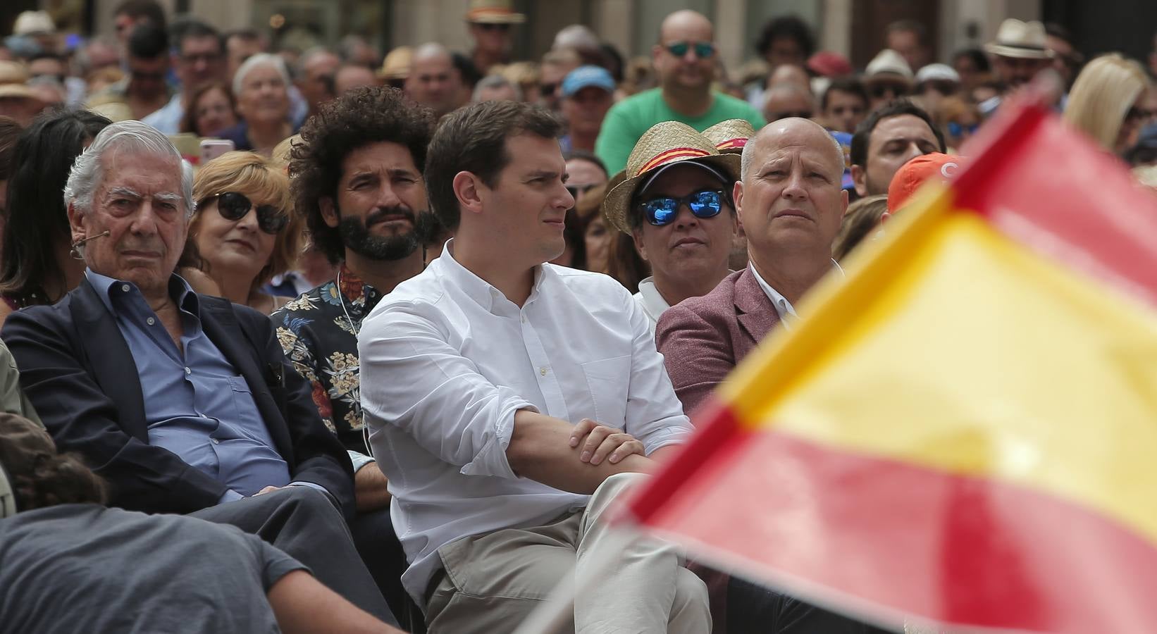 Rivera exhibe «patriotismo» en Málaga para contrarrestar el golpe de efecto de Sánchez