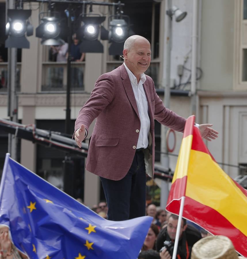 Rivera exhibe «patriotismo» en Málaga para contrarrestar el golpe de efecto de Sánchez