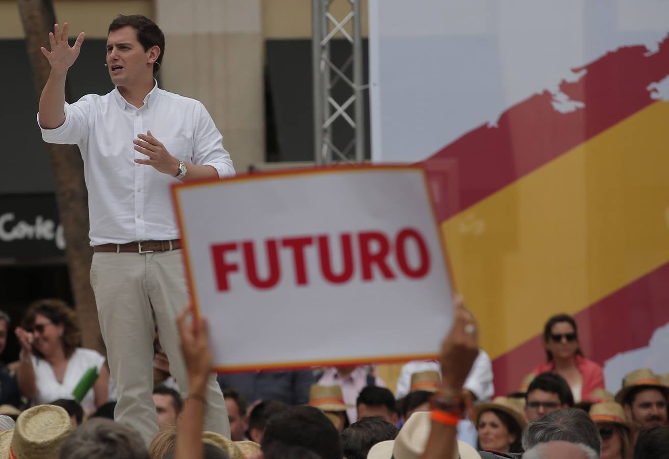 Rivera exhibe «patriotismo» en Málaga para contrarrestar el golpe de efecto de Sánchez