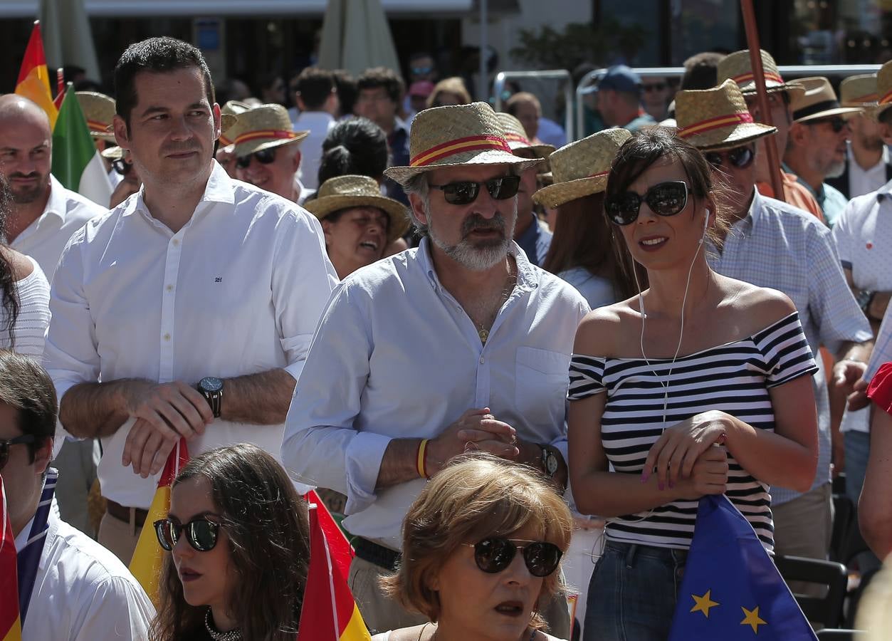 Rivera exhibe «patriotismo» en Málaga para contrarrestar el golpe de efecto de Sánchez