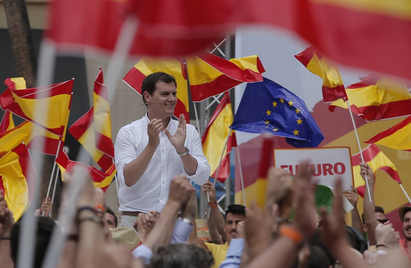 Rivera exhibe «patriotismo» en Málaga para contrarrestar el golpe de efecto de Sánchez