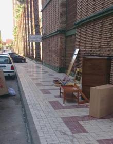 Imagen secundaria 2 - Otra vista del mismo lugar donde se amontonan escombros. Contenedores. Muebles en la calle.