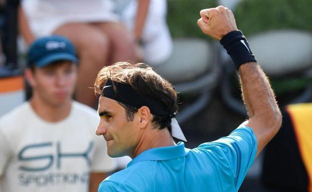 Roger Federer celebra su clasificación para la final en Stuttgart.