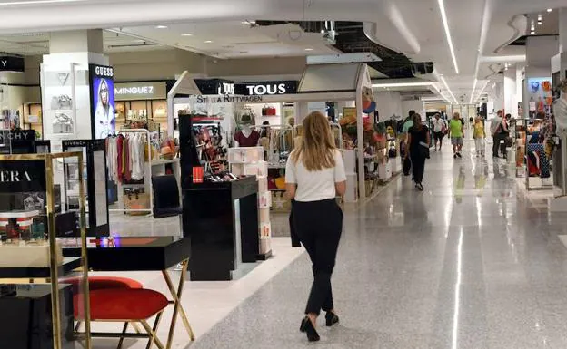 Nueva zona reformada en El Corte Inglés de Puerto Banús. :