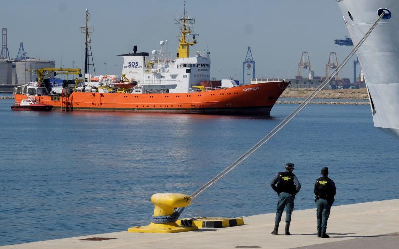 Aplausos y muestras de alegría de los inmigrantes a su llegada a España