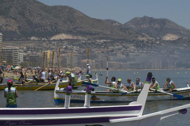 Imagen de algunas de las embarcaciones participantes, ayer en la orilla. :: pepe cano