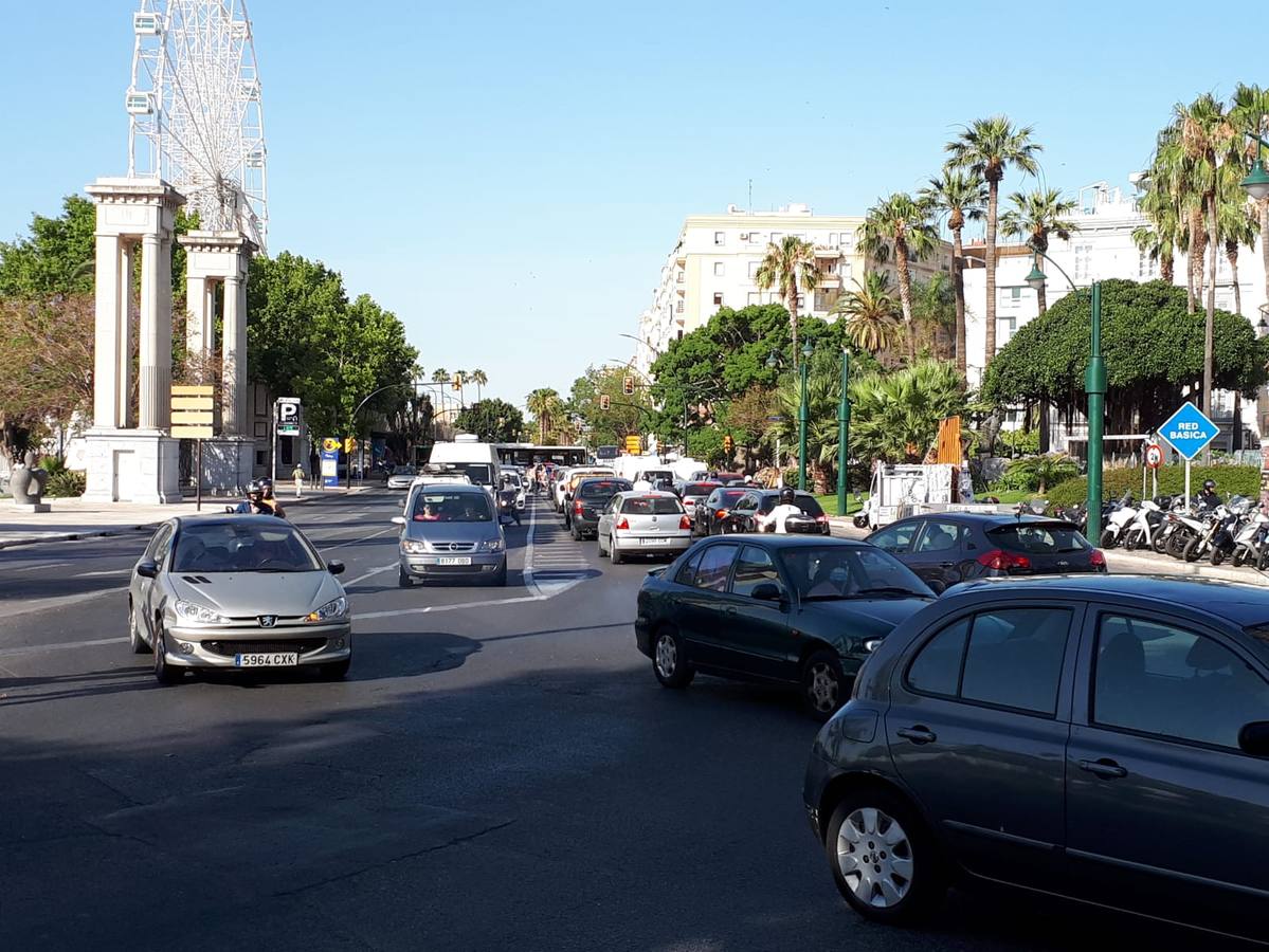 Caravanas de vehículos tanto en el Paseo del Parque como en el de los Curas en sentido oeste