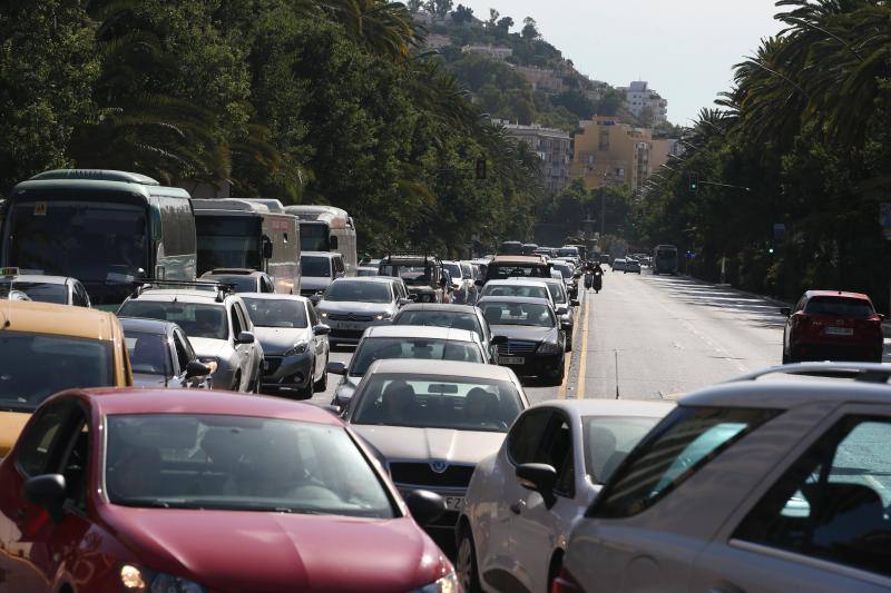 Caravanas de vehículos tanto en el Paseo del Parque como en el de los Curas en sentido oeste