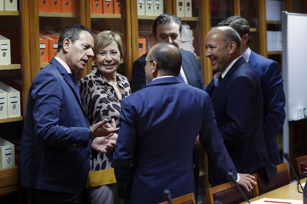 La presidenta de la comisión del Pacto de Toledo, Celia Villalobos, ayer conversando con los portavoces de varios grupos. :: c. moya / EFE