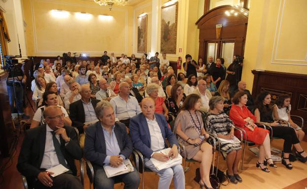 Galería. El salón de actos de Unicaja de la Acera de la Marina se llenó de público. 