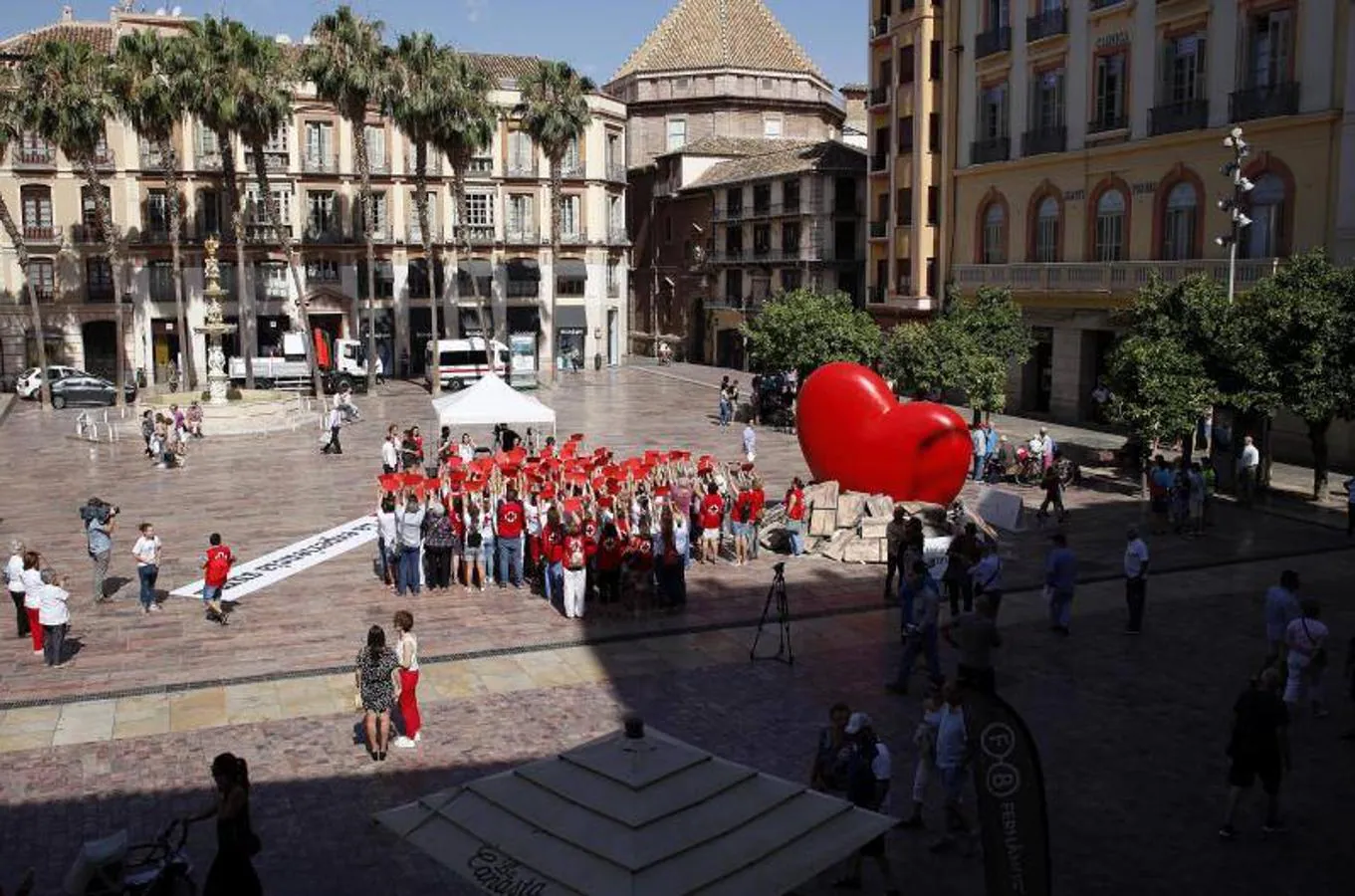 Cruz Roja ha desarrollado esta mañana una jornada de visibilización con motivo de la iniciativa 'El Corazón de Málaga', un proyecto con el que se pretende rendir homenaje tanto al personal voluntario como a los ciudadanos malagueños que contribuyen en los proyectos sociales de la provincia y la ciudad. Por este motivo, se ha elaborado en la Plaza de la Constitución una cruz humana compuesta por más de 100 personas mayores y personas con discapacidad que atiende la institución, para posteriormente desarrollar y difundir una campaña para dar a conocer las actividades que realizan en la ciudad.