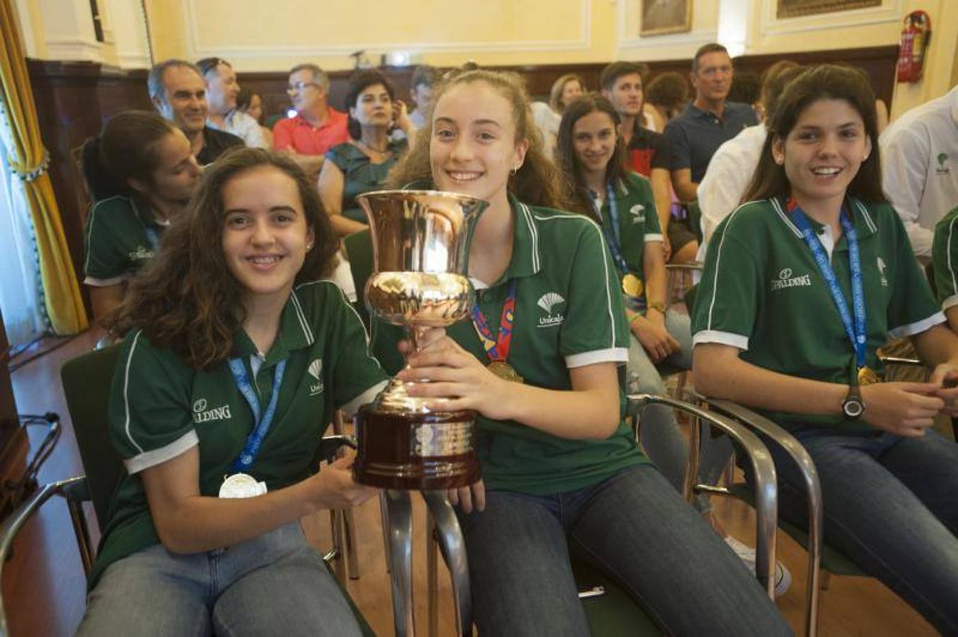 El presidente de la Fundación Unicaja, Braulio Medel, ha presidido la recepción del equipo infantil femenino del Unicaja que se proclamó campeón de España el pasado fin de semana. En el acto, las jugadoras han recibido unos regalos por su gran temporada y han brindado la Copa conseguida.