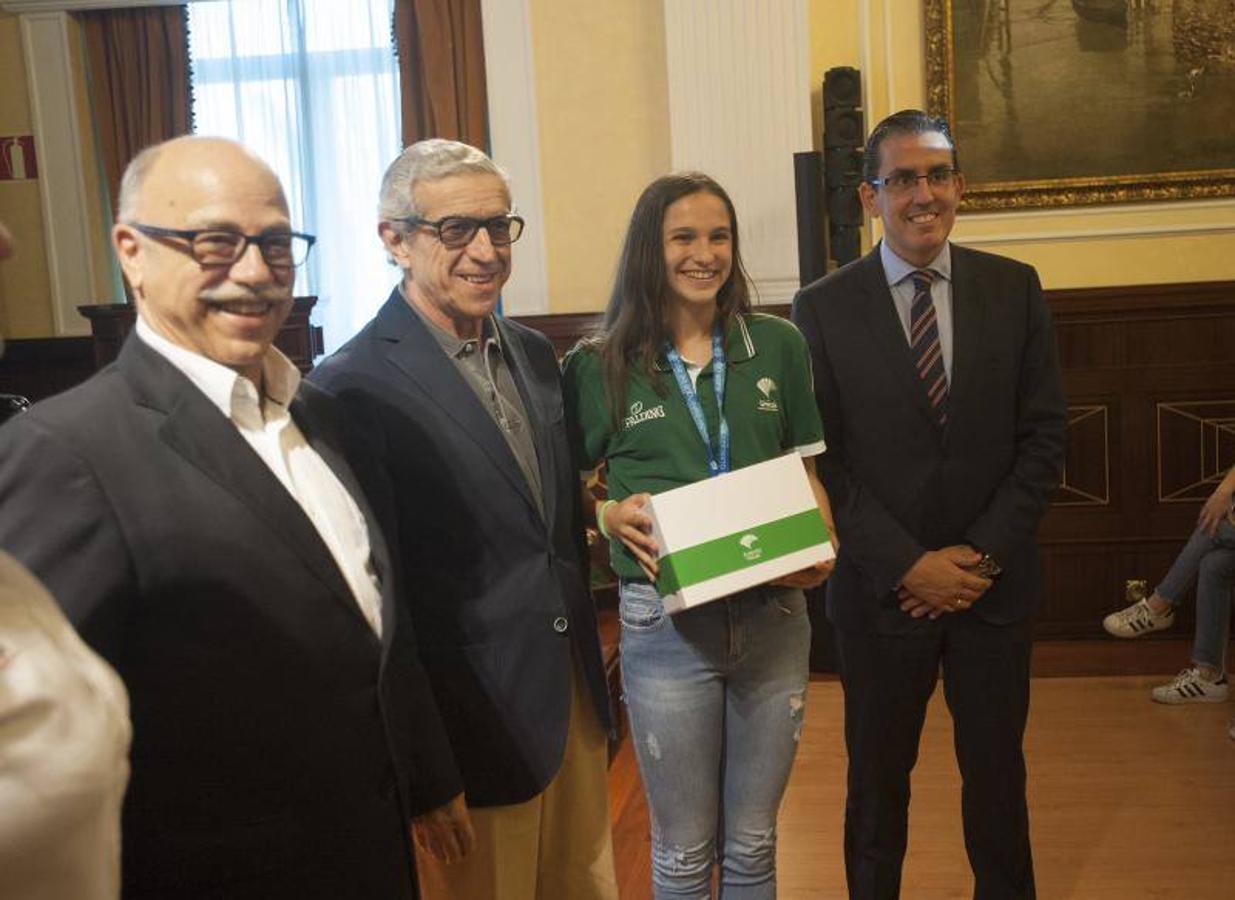 El presidente de la Fundación Unicaja, Braulio Medel, ha presidido la recepción del equipo infantil femenino del Unicaja que se proclamó campeón de España el pasado fin de semana. En el acto, las jugadoras han recibido unos regalos por su gran temporada y han brindado la Copa conseguida.