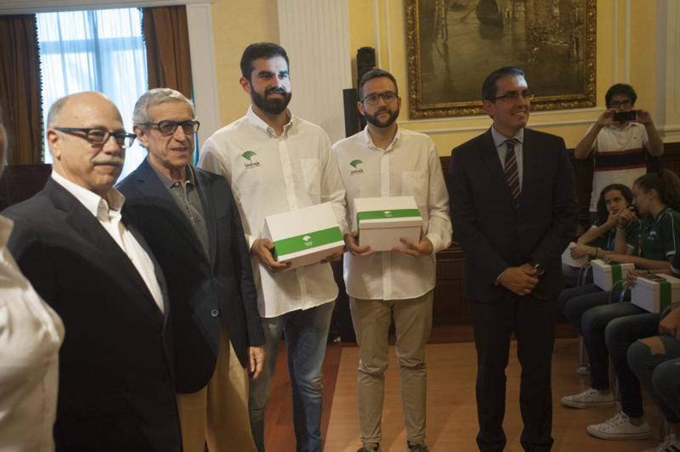 El presidente de la Fundación Unicaja, Braulio Medel, ha presidido la recepción del equipo infantil femenino del Unicaja que se proclamó campeón de España el pasado fin de semana. En el acto, las jugadoras han recibido unos regalos por su gran temporada y han brindado la Copa conseguida.