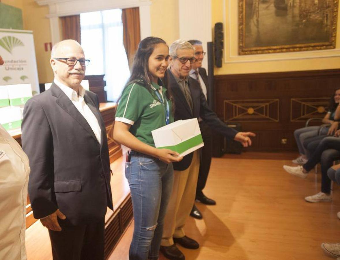 El presidente de la Fundación Unicaja, Braulio Medel, ha presidido la recepción del equipo infantil femenino del Unicaja que se proclamó campeón de España el pasado fin de semana. En el acto, las jugadoras han recibido unos regalos por su gran temporada y han brindado la Copa conseguida.