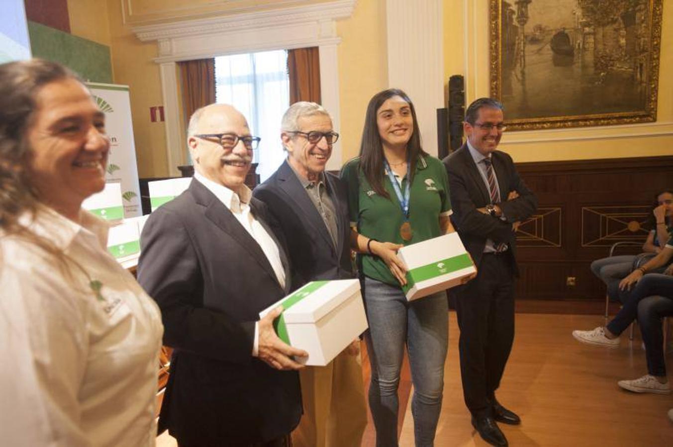 El presidente de la Fundación Unicaja, Braulio Medel, ha presidido la recepción del equipo infantil femenino del Unicaja que se proclamó campeón de España el pasado fin de semana. En el acto, las jugadoras han recibido unos regalos por su gran temporada y han brindado la Copa conseguida.