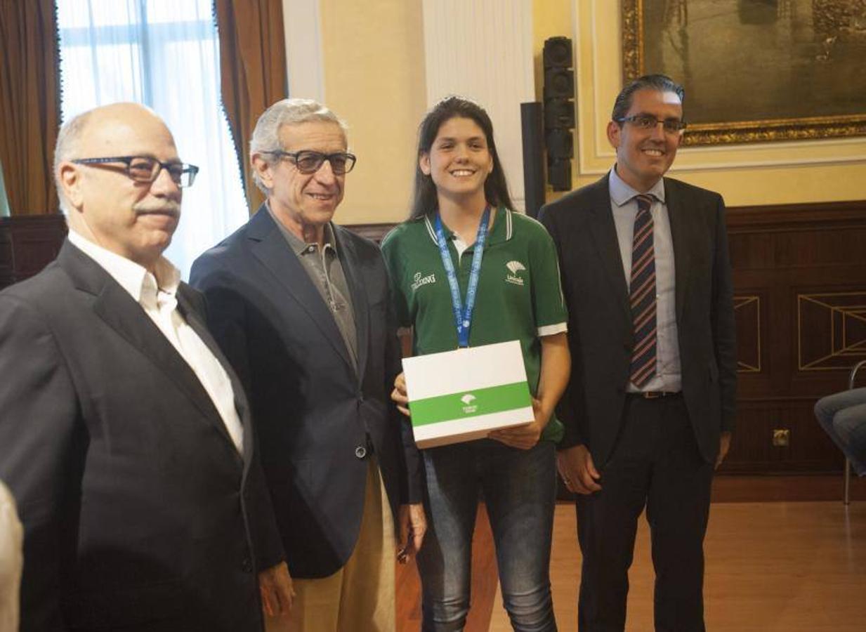 El presidente de la Fundación Unicaja, Braulio Medel, ha presidido la recepción del equipo infantil femenino del Unicaja que se proclamó campeón de España el pasado fin de semana. En el acto, las jugadoras han recibido unos regalos por su gran temporada y han brindado la Copa conseguida.