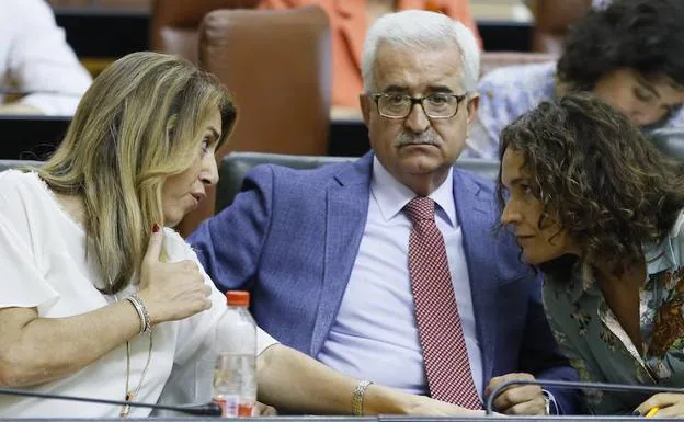 Susana Díaz, el vicepresidente, Manuel Jiménez Barrios, y la consejera de Conocimiento, Lina Gálvez, en su primer Pleno. 